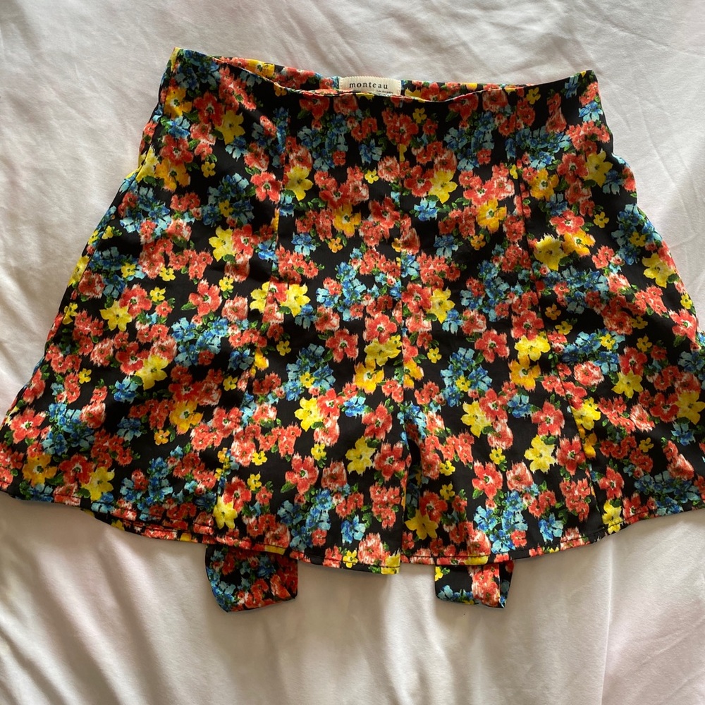 High waisted shorts with tie in back